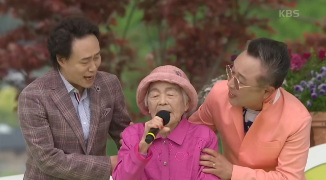 102세의 나이로 전국노래자랑에 참가한 강예덕 할머니. KBS 1TV 