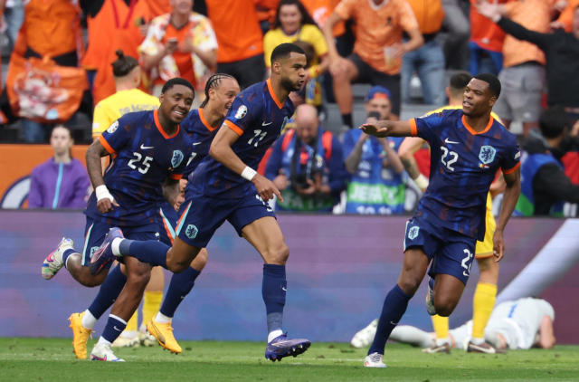 네덜란드의 코디 각포(11번)가 3일 독일 뮌헨의 푸스발 아레나 뮌헨에서 열린 유로 2024 루마니아와의 16강전에 출격해 선제골을 넣은 뒤 기뻐하고 있다. 연합뉴스