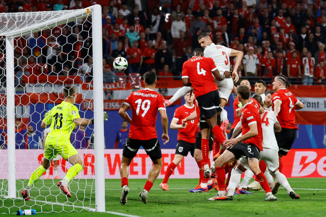 튀르키예의 메리흐 데미랄(3번)이 3일 독일 라이프치히의 라이프치히 스타디움에서 열린 유로 2024 오스트리아와의 16강전에 출격해 헤더로 팀의 두 번째 골을 성공시키고 있다. 연합뉴스