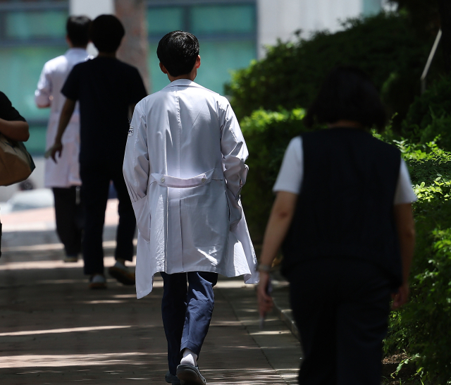 의대 증원 정책과 관련해 의정갈등이 계속되고 있는 26일 대구 한 대학병원에서 의료관계자가 이동하고 있다. 연합뉴스