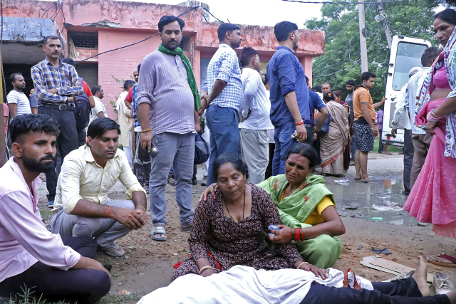 2일(현지시간) 대규모 압사 사고가 발생한 인도 북부의 하트라스 지역에서 여성들이 친척의 시신을 앞에 두고 슬퍼하고 있다. 힌두교 행사장에서 발생한 이날 압사 사고로 최소 116명이 숨진 것으로 알려졌다. 연합뉴스