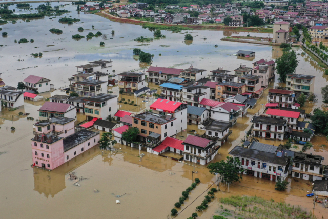 2일 중국 중부 장시성 지우장에서 홍수가 발생한 후 침수된 건물들. AFP 연합뉴스