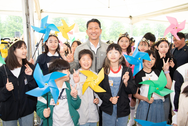 김장호(가운데) 구미시장이 지난 5월 어린이날 행사에서 아이들과 사진을 찍고 있다. 매일신문DB