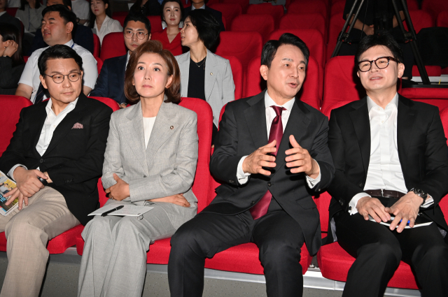 국민의힘 한동훈(오른쪽부터), 원희룡, 나경원, 윤상현 당 대표 후보가 2일 강서구 ASSA아트홀에서 열린 