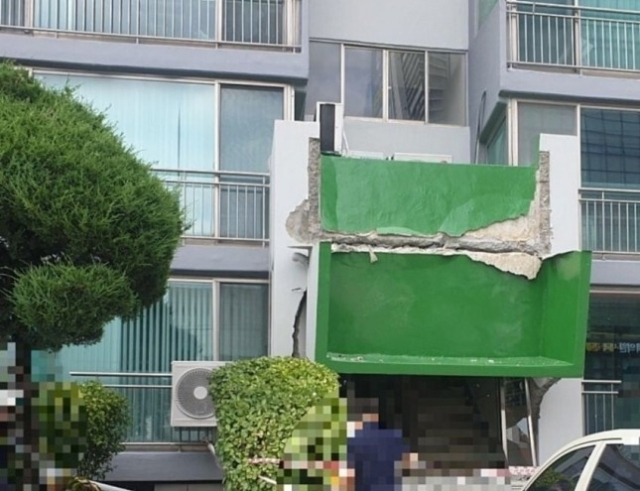 용인시 수지구의 한 아파트 공동현관 지붕이 무너졌다. 온라인 커뮤니티.