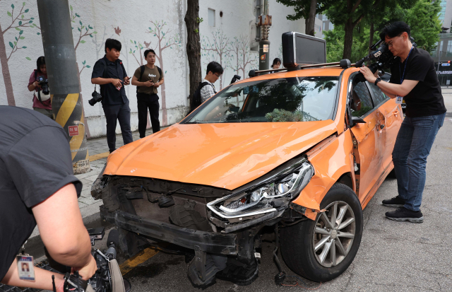 3일 서울 중구 국립중앙의료원에 택시가 돌진하는 사고가 발생했다. 사고 현장인 국립중앙의료원 인근에서 취재진이 견인된 가해 차량을 살피고 있다. 연합뉴스