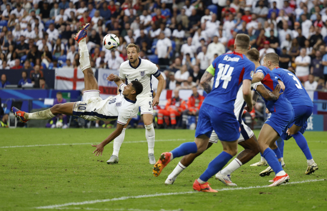 잉글랜드의 주드 벨링엄이 1일 독일 겔젠키르헨에서 열린 유로 2024 슬로바키아와의 16강전에 출전해 바이시클킥으로 득점하고 있다. 연합뉴스