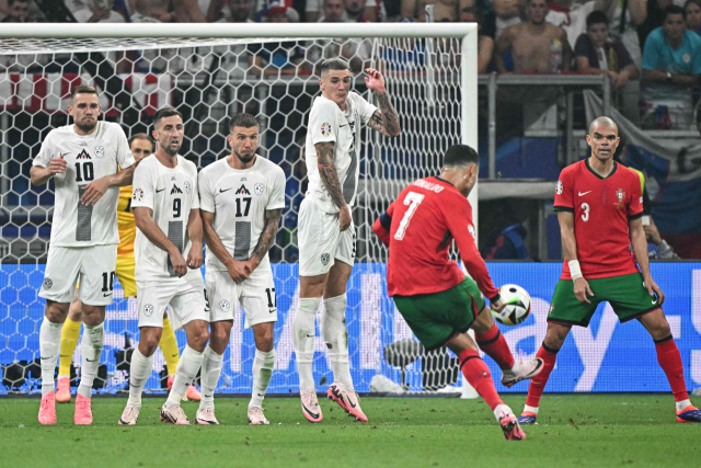 크리스티아누 호날두가 2일 독일 프랑크푸르트에서 열린 유로 2024 슬로베이나와의 16강전에 출전해 프리킥을 시도하고 있다. 연합뉴스