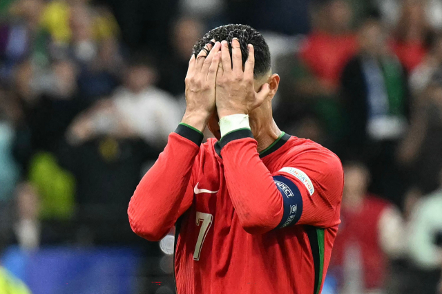 크리스티아누 호날두가 2일 독일 프랑크푸르트에서 열린 유로 2024 슬로베이나와의 16강전에 출전해 페널티킥을 실축한 뒤 얼굴을 감싸쥐며 아쉬워하고 있다. 연합뉴스