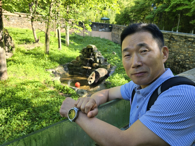 강철원 에버랜드 주키퍼가 5일 중국 쓰촨성 워룽 선수핑 판다기지를 방문해 푸바오와 기념 촬영하고 있다. 연합뉴스