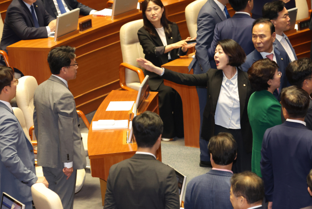 4일 국회 본회의에서 필리버스터가 종료되고 채상병특검법이 표결이 시작된 가운데 국민의힘 배현진 의원과 더불어민주당 진성준 정책위의장이 언쟁을 벌이고 있다. 연합뉴스