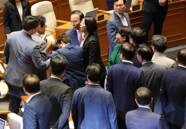 4일 국회 본회의에서 채상병특검법 처리 문제를 둘러싼 필리버스터 종료에 대한 표결이 시작되자 국민의힘 배현진 의원과 더불어민주당 진성준 의원이 말다툼을 벌이고 있다. 연합뉴스