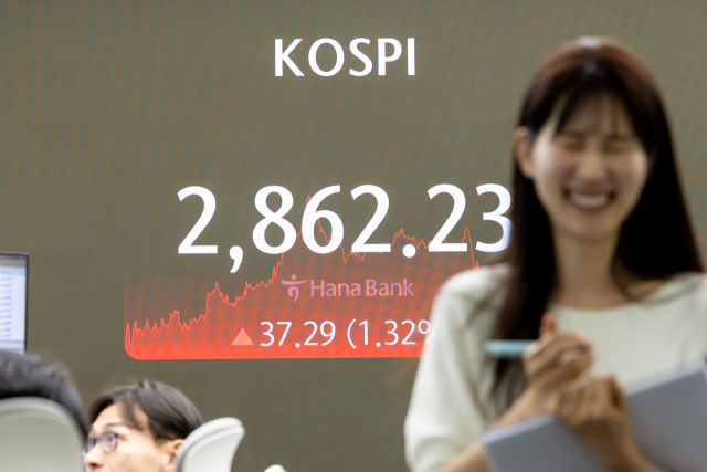 코스피가 5일 1% 넘게 올라 2,862.23로 장을 마감하며 연고점을 새로 썼다. 사진은 이날 오후 서울 하나은행 본점 딜링룸. 연합뉴스