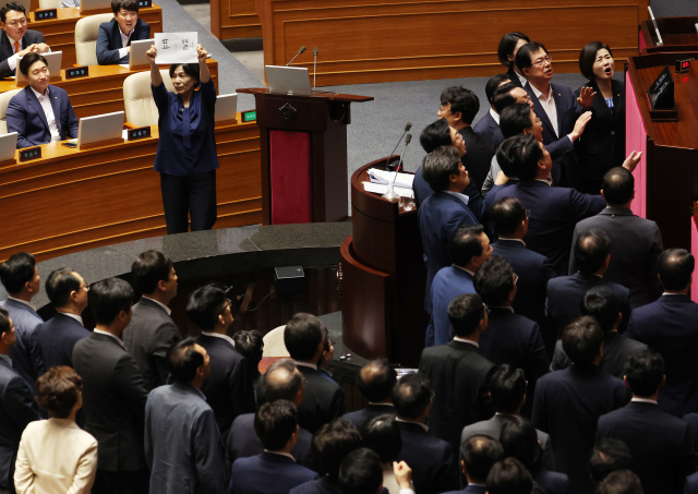 4일 국회 본회의에서 채상병특검법 처리 문제를 둘러싼 필리버스터 종료에 대한 표결이 시작되자 국민의힘 의원들이 우원식 국회의장을 향해 항의하고 있다. 연합뉴스