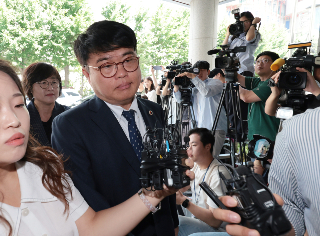 임현택 대한의사협회 회장이 지난달 20일 오전 마포구 서울경찰청 공공범죄수사대에서 전공의 집단 사직 공모 혐의 관련 추가조사를 위해 출석하고 있다. 연합뉴스