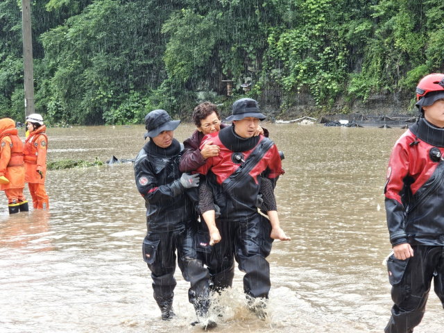 밤 사이 많은 비가 내리면서 안동시 이동면 대곡리 주민들이 고립됐다가 구조됐다. 사진은 경북도소방본부 대원들이 고립 주민들을 구조하는 모습. 경북소방본부 제공