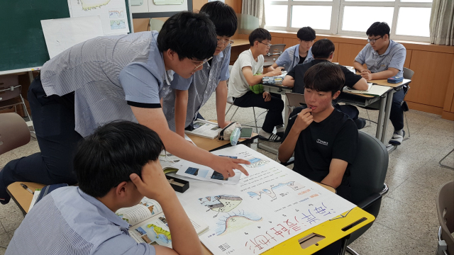 경북지역 한 학교에서 학생들이 경북형 질문·탐구 수업의 일환으로 스스로 질문을 만들고 답변을 찾아가는 궁리 수업을 진행하고 있다. 김영진 기자