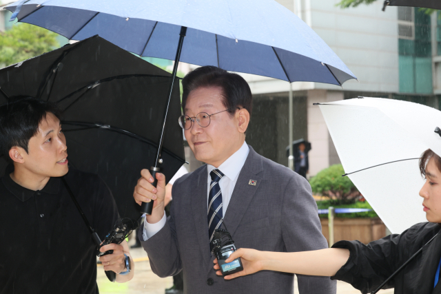 더불어민주당 이재명 전 대표가 8일 오후 서울 서초구 서울중앙지법에서 열리는 