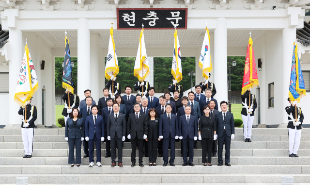 8일 오전 10시 국립 영천호국원을 찾은 박성만 경상북도의장 등 경북도의회 구성원이 헌화를 마친 후 기념 촬영을 했다. 경북도의회 제공