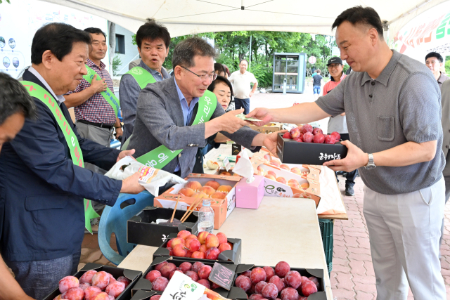 (사)한국후계농업경영인 대구 군위군연합회는 중앙고속도로 군위휴게소(대구, 춘천 양 방향)에서 농산물 직거래 장터를 운영하고 있다. 군위군 제공