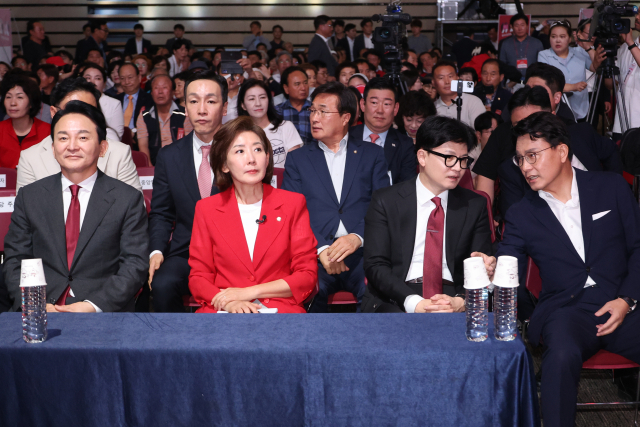 국민의힘 당 대표 후보들이 8일 오후 광주 김대중컨벤션센터에서 열린 제4차 전당대회 광주·전북·전남·제주 합동연설회에서 나란히 앉아 대화하고 있다. 왼쪽부터 원희룡·나경원·한동훈·윤상현 대표 후보. 연합뉴스