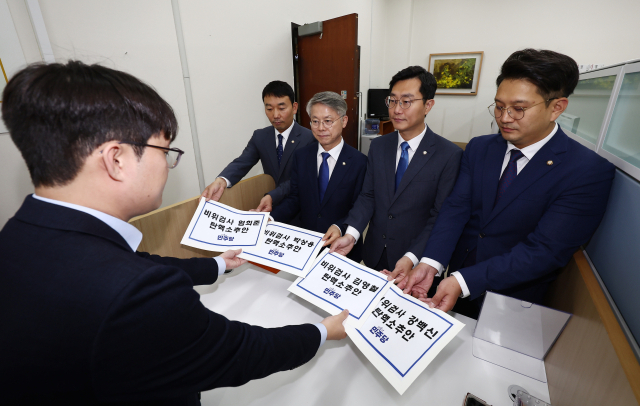 더불어민주당 김용민(왼쪽부터), 민형배, 장경태, 전용기 의원이 2일 오후 서울 여의도 국회 의안과에서 