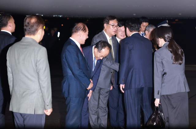 윤석열 대통령과 김건희 여사가 8일 경기 성남 서울공항에서 북대서양조약기구(NATO·나토) 75주년 정상회의 참석을 위해 출국하며 국민의힘 황우여 비상대책위원장, 추경호 원내대표, 정진석 대통령 비서실장, 성태윤 대통령실 정책실장 등과 인사하고 있다. 연합뉴스