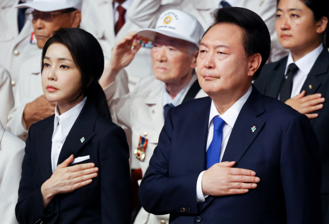 윤석열 대통령이 4일 인천 남동체육관에서 열린 한국자유총연맹 창립 제70주년 기념식에서 국민의힘 당권 주자인 한동훈, 원희룡, 나경원 후보와 함께 행사 참여자 발언을 들으며 박수치고 있다. 연합뉴스