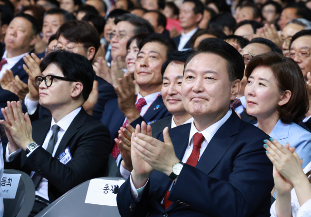 윤석열 대통령이 4일 인천 남동체육관에서 열린 한국자유총연맹 창립 제70주년 기념식에 국민의힘 당권 주자인 한동훈, 원희룡, 나경원 후보와 함께 참석하고 있다. 연합뉴스