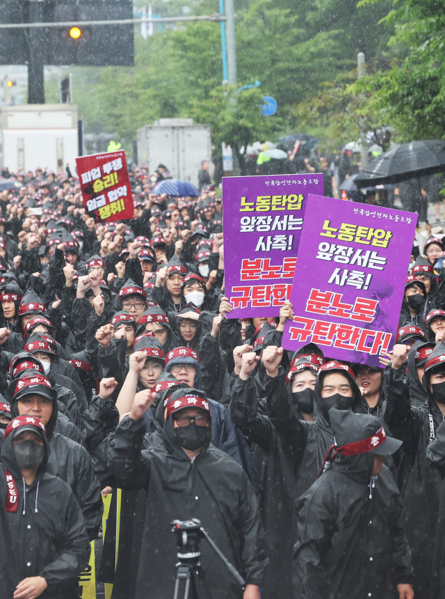 8일 오전 경기도 화성시 삼성전자 화성사업장 앞에서 열린 전국삼성전자노동조합 총파업 결의대회에서 조합원들이 구호를 외치고 있다. 연합뉴스