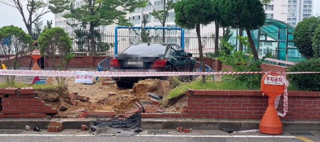 부산 아파트 놀이터로 돌진한 자동차. 부산 사상경찰서. 연합뉴스