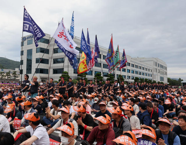 27일 오후 울산 북구 현대자동차 울산공장 본관 앞에서 중앙쟁의대책위원회 출범식이 열리고 있다. 연합뉴스