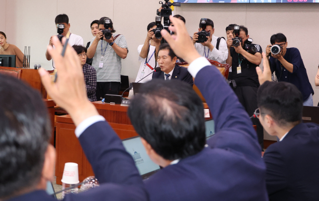 9일 오후 서울 여의도 국회에서 열린 법제사법위원회 전체회의. 여당 법사위원들이 