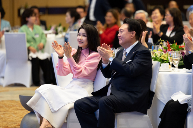 윤석열 대통령과 김건희 여사가 8일(현지시간) 미국 하와이 호놀룰루 쉐라톤 호텔에서 열린 동포간담회에 하와이 심포니 오케스트라 현악 4중주 문화 공연를 관람하며 박수를 치고 있다. 연합뉴스