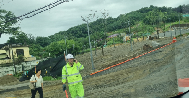 폭우로 인해 토사가 흘러내린 김천시 지좌동 황산공원 공사 현장 모습. 신현일 기자