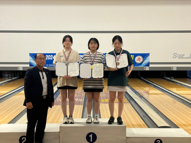 여자일반부 개인전에서 우승을 차지한 김정아 선수(가운데). 대구시체육회 제공