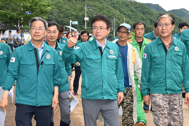 이철우 경북도지사가 10일 집중 호우로 피해를 입은 영양군 입암면 금학리 일대를 찾아 현장을 점검하고 있다. 경북도 제공.