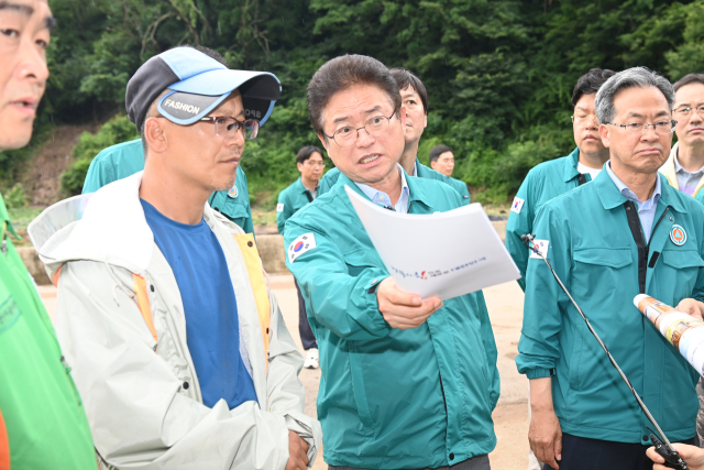 이철우 경북도지사가 10일 집중 호우로 피해를 입은 영양군 입암면 금학리 일대를 찾아 현장을 점검하고 있다. 경북도 제공.