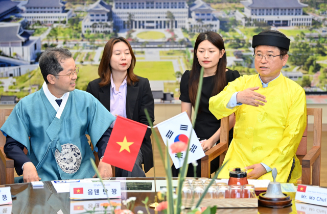 이철우 경북도지사(사진 오른쪽)가 11일 응웬 반 꽝(Nguyen Van Quang) 베트남 다낭시 당서기와 환담을 나누고 있다. 경북도 제공.