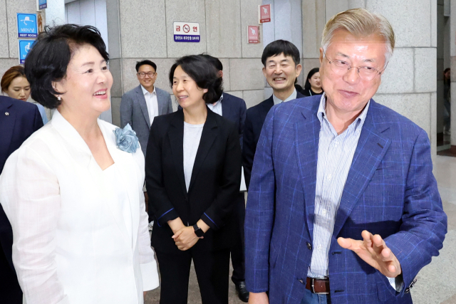 문재인 전 대통령과 김정숙 여사가 19일 오후 광주예술의전당에서 열리는 임윤찬 피아노 리사이틀 공연을 관람을 위해 이동하고 있다. 연합뉴스