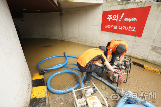 11일 오전 대구 동구 동촌유원지 수해현장에서 소방대원들이 침수된 식당 지하주차장의 물을 양수기를 이용해 빼내고 있다. 전날 집중호우로 인해 인근 금호강이 범람하면서 동촌유원지 일대가 침수돼 다수의 상인들이 피해를 입었다. 안성완 기자 asw0727@imaeil.com