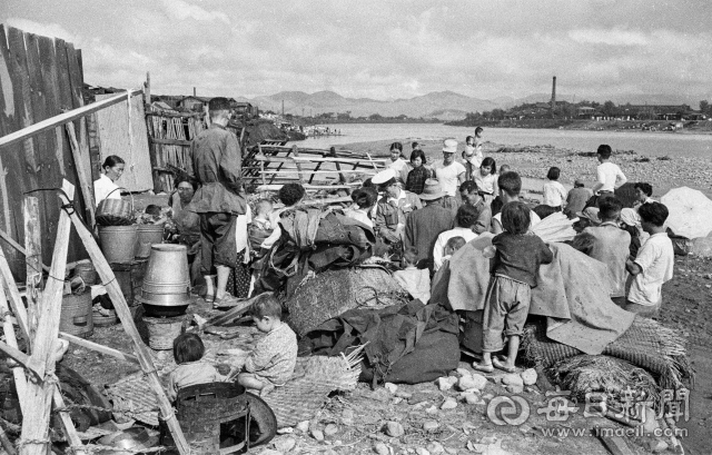 1961년 7월 12일 장맛비가 그치자 대구 칠성시장 부근 하상 부락 주민들이 침수됐던 가재도구를 꺼내 정리하고 있다. 사진=매일아카이빙센터