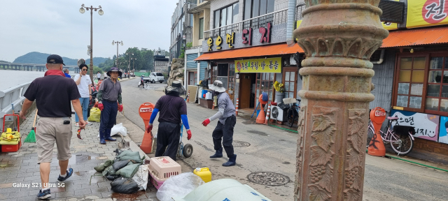 지난 11일 대구 동구청 직원들이 동촌유원지 수해 복구에 총력을 다하고 있다. 동구청 제공