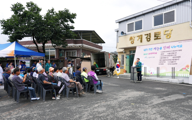 영천행복마을 스타빌리지 33호 개소식 현장에서 축사를 하고 있는 최기문 영천시장. 영천시 제공