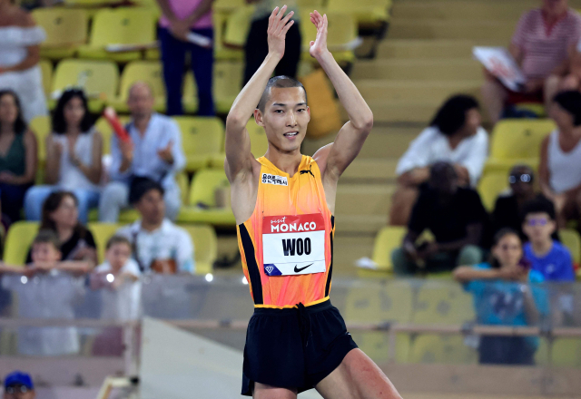 우상혁이 13일(한국시간) 모나코 퐁비에유 루이 2세 스타디움에서 열린 2024 세계육상연맹 모나코 다이아몬드리그 남자 높이뛰기 경기 중 팬들을 향해 인사하고 있다. AFP=연합뉴스