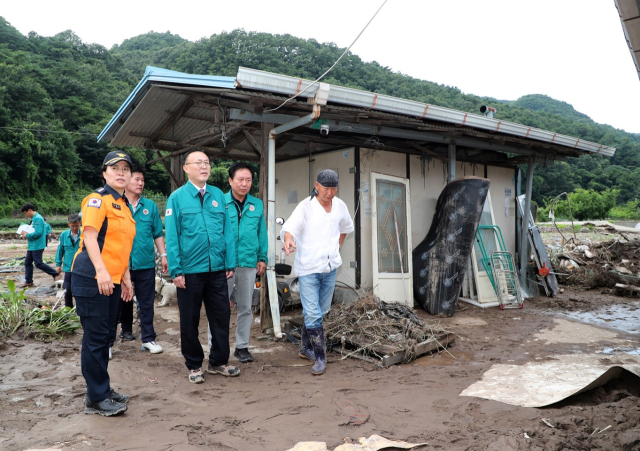 이한경 행정안전부 차관이 지난 11일 침수와 주민 고립 등 집중호우 피해를 입었던 안동시 임동면 대곡리를 찾아 주민 애로사항을 듣고 현안을 살펴봤다. 안동시 제공