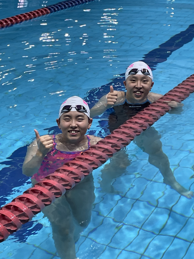 14일 찾은 두류수영장. 두류 수영장은 50M 레일이 있고, 대구 유일 공인 수영장으로 강주은(29)·강정은(26) 자매가 연습을 위해 자주 찾는 장소다. 수영장 안에서 밝게 웃고 있는 강자매. 앞에서부터 강정은, 강주은 선수.