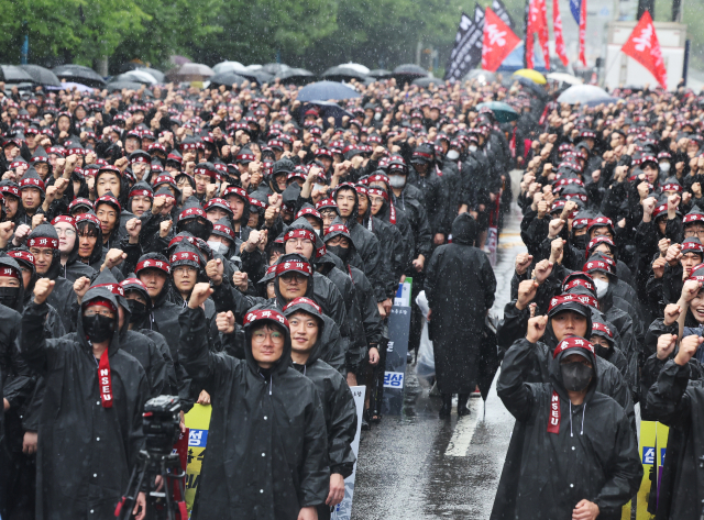 8일 오전 경기도 화성시 삼성전자 화성사업장 앞에서 열린 전국삼성전자노동조합 총파업 결의대회에서 조합원들이 구호를 외치고 있다. 연합뉴스