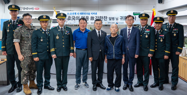 이근원 국방부유해발굴감식단장이 지난 11일 대구 서구 달성토성마을에서 열린 고 강한찬 일병의 호국의 영웅 귀환행사에서 유가족 및 관계자들과 기념을 촬영하고 있다.국방부 유해감식발굴단 제공