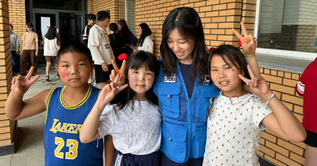 대구가톨릭대 인성교육원 사랑나눔봉사단 소속 학생이 몽골 어린이들과 즐거운 시간을 보내고 있다. 대구가톨릭대 제공